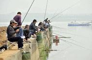 消费降级引发垂钓者钓鱼次数减少，渔具行业面临洗牌