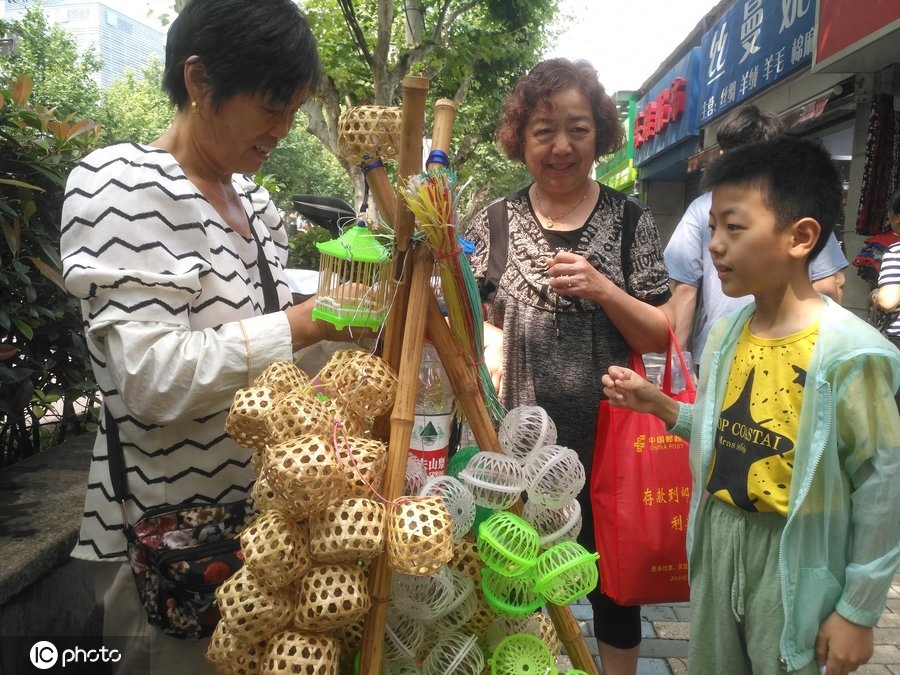 童年的记忆！女子上海街头骑车叫卖蝈蝈，一只卖15元引抢购